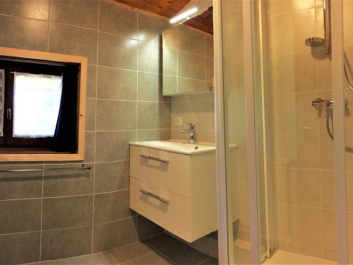 ein Badezimmer mit Waschbecken und Dusche in der Unterkunft Appart 8 pers à 150m des pistes, 2 chambres - FR-1-416-34 in La Toussuire