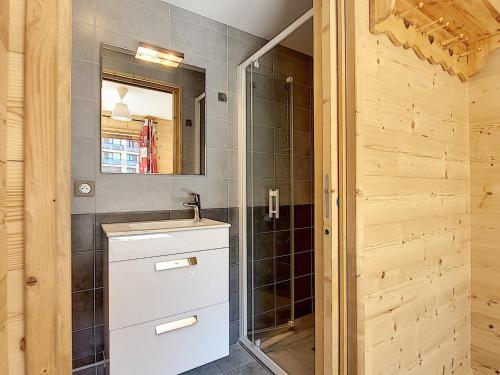 a bathroom with a sink and a shower at Appartement lumineux face aux pistes, 3 chambres, 6 pers., centre station, 73300 Fontcouverte-la-Toussuire - FR-1-416-35 in La Toussuire