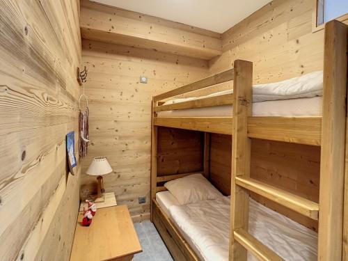 a bedroom with two bunk beds in a log cabin at Appartement lumineux 3 chambres, parking privé, au pied des pistes - FR-1-416-87 in La Toussuire