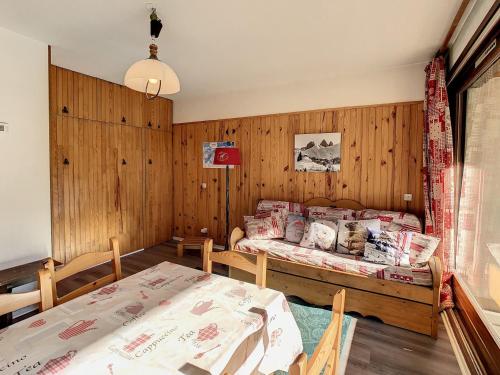 Appartement La Toussuire, 2 pièces, 7 personnes - FR-1-416-96にあるシーティングエリア