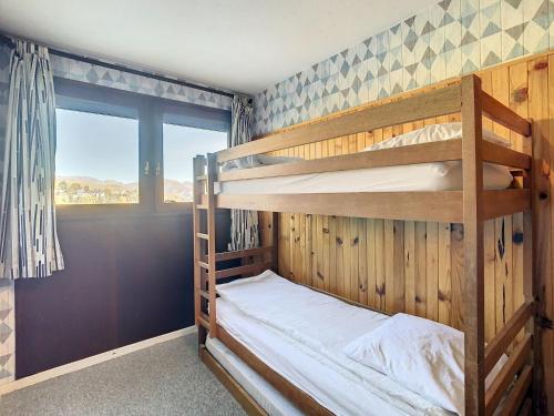 ラ・トゥッスイールにあるAppartement La Toussuire, 2 pièces, 7 personnes - FR-1-416-96の窓付きの客室で、二段ベッド2台が備わります。