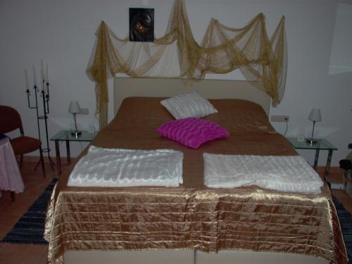 a large bed with two pillows on top of it at Gästezimmer Ferienwohnung VILLA ALEXA, mit Wallbox in Woltersdorf