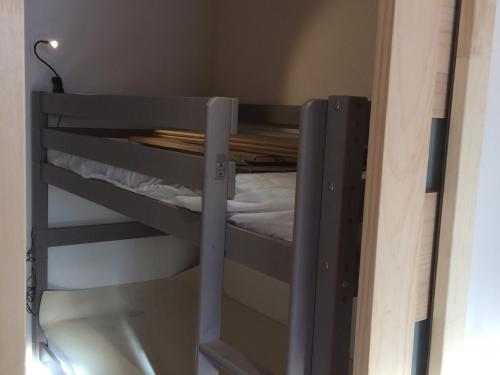 ラ・トゥッスイールにあるStudio La Toussuire, 1 pièce, 4 personnes - FR-1-416-51の二段ベッドが備わる小さなドミトリールームのベッド1台分です。