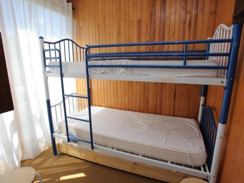 ラ・トゥッスイールにあるStudio La Toussuire, 1 pièce, 5 personnes - FR-1-416-119の木製の壁のドミトリールームの二段ベッド2台分です。