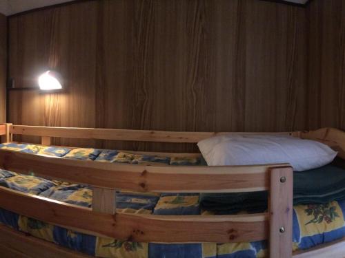 Cette chambre comprend un grand lit superposé en bois. dans l'établissement Studio 4 pers., pied des télésièges, balcon sud, calme, proche commerces - FR-1-416-66, à La Toussuire