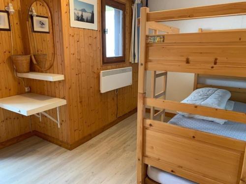 シャテルにあるAppartement Châtel, 3 pièces, 5 personnes - FR-1-200-199のキャビン内の二段ベッド2台が備わる客室です。