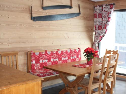 une salle à manger avec une table et des chaises en bois dans l'établissement Appartement lumineux 3* à La Toussuire - Ski au pied, 6 pers. - FR-1-416-94, à La Toussuire