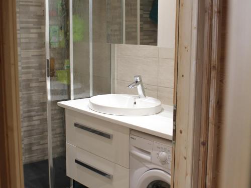 een badkamer met wastafel en wasmachine bij Appartement lumineux 6 pers, 2 ch, départ ski au pied - FR-1-416-94 in La Toussuire