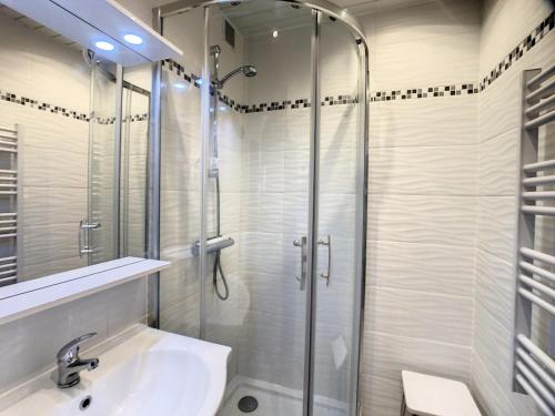 une salle de bain avec une douche en verre et un lavabo dans l'établissement Bel appart 2P cosy 4 pers, balcon, au cœur de La Toussuire - FR-1-416-144, à La Toussuire