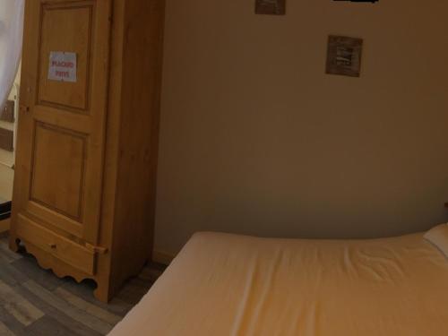 ラ・トゥッスイールにあるAppartement La Toussuire, 2 pièces, 4 personnes - FR-1-416-167のベッドルーム1室(ベッド1台付)、木製キャビネットが備わります。