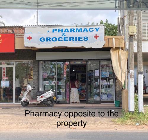 una farmacia y un scooter estacionados fuera de una tienda en st anns holiday home negombo en Negombo