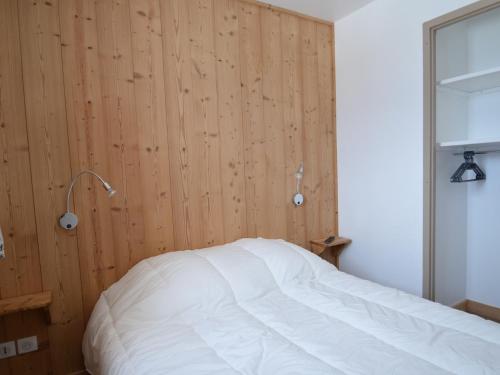 レ・メニュアールにあるAppartement Les Menuires, 3 pièces, 6 personnes - FR-1-452-6の木製の壁のベッドルーム1室(ベッド1台付)