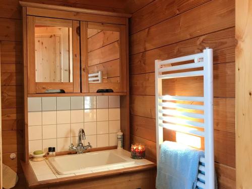 un baño con lavabo y bañera en Chalet Savoyard 7 pers, au pied des pistes, terrasse Sud-Ouest, près des commerces, parking privé - FR-1-416-104, en La Toussuire