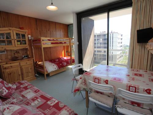 ラ・トゥッスイールにあるAppartement La Toussuire, 2 pièces, 6 personnes - FR-1-416-106のベッド2台、テーブル、窓が備わる客室です。