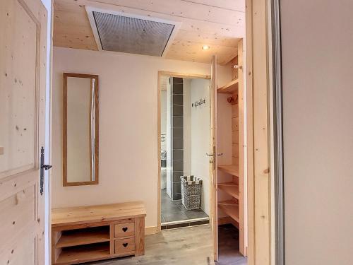 Cette chambre comprend un miroir et un placard. dans l'établissement Appartement rénové 2 chambres, balcon sud, à 50m des pistes et commerces - La Toussuire - FR-1-416-145, à La Toussuire