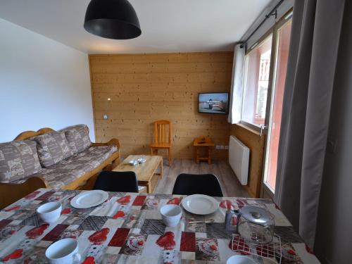 Appartement Les Menuires, 3 pièces, 6 personnes - FR-1-452-1にあるレストランまたは飲食店