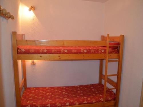 レ・メニュアールにあるAppartement Les Menuires, 2 pièces, 6 personnes - FR-1-452-23の二段ベッド2組が備わる客室です。