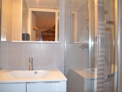 y baño con lavabo y ducha con espejo. en Appartement Les Menuires, 2 pièces, 7 personnes - FR-1-452-30 en Les Menuires