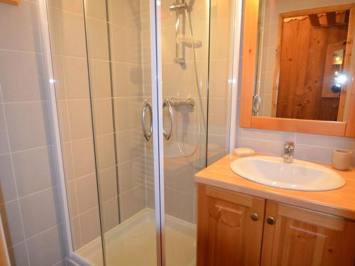 ein Bad mit einer Dusche und einem Waschbecken in der Unterkunft Studio Les Menuires, 1 pièce, 4 personnes - FR-1-452-22 in Les Menuires