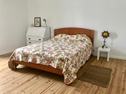 um quarto com uma cama e uma cómoda em Casa do Reguengo 2 em Estremoz