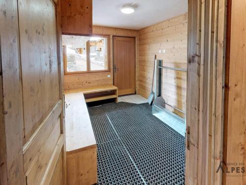 een kijkje binnenin een houten hut met een koelkast bij Chalet haut de gamme 8 chambres avec sauna à 250m des pistes, St Martin de Belleville - FR-1-452-75 in Saint-Martin-de-Belleville