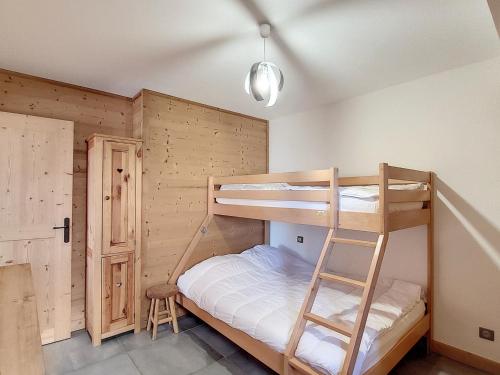 ein Etagenbettzimmer mit zwei Etagenbetten und einer Leiter in der Unterkunft Appartement de standing pour 6 pers. à La Toussuire avec parking - FR-1-416-173 in La Toussuire