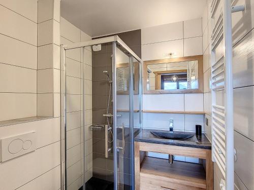 ein Badezimmer mit Waschbecken und Glasdusche in der Unterkunft Appartement de standing pour 6 pers. à La Toussuire avec parking - FR-1-416-173 in La Toussuire
