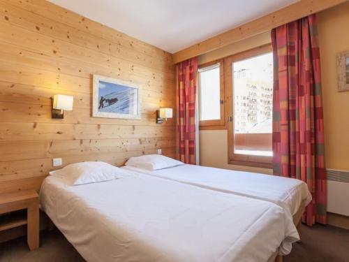a bedroom with a white bed and a window at Appartement Les Menuires, 2 pièces, 4 personnes - FR-1-452-89 in Les Menuires
