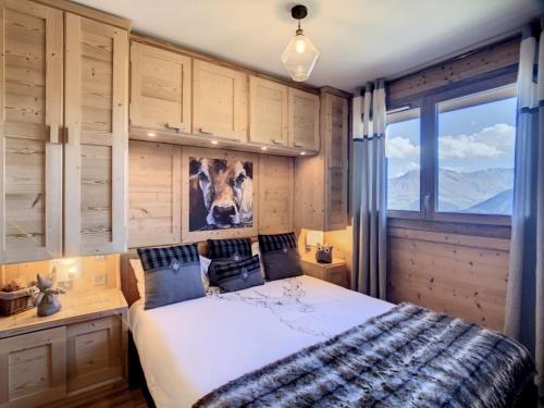 En eller flere senge i et værelse på Appartement de standing sur les pistes avec parking privé - FR-1-416-175