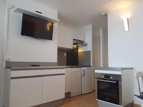 Appartement Les Menuires, 2 pièces, 4 personnes - FR-1-452-74にあるキッチンまたは簡易キッチン