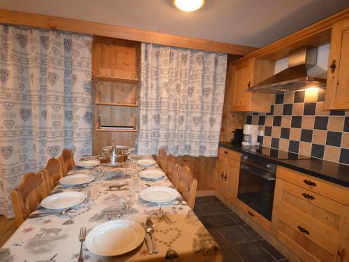 Appartement Les Menuires, 4 pièces, 8 personnes - FR-1-452-76にあるレストランまたは飲食店