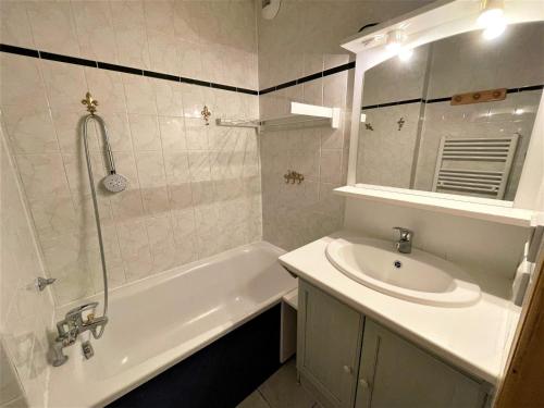 une salle de bain avec un lavabo, une baignoire et une douche dans l'établissement Appartement Confort 6 Personnes, Pied des Pistes, 3 Pièces, Reberty 1850 - FR-1-452-126, aux Menuires