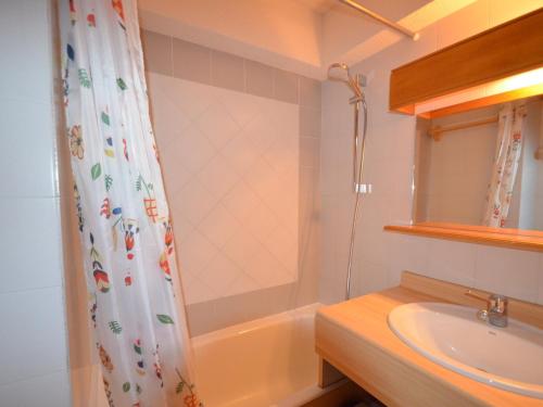 łazienka z zasłoną prysznicową i umywalką w obiekcie Appartement Saint-Martin-de-Belleville-Les Menuires, 3 pièces, 6 personnes - FR-1-452-139 w mieście Saint-Martin-de-Belleville