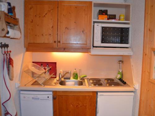Appartement Les Menuires, 2 pièces, 4 personnes - FR-1-452-155にあるキッチンまたは簡易キッチン