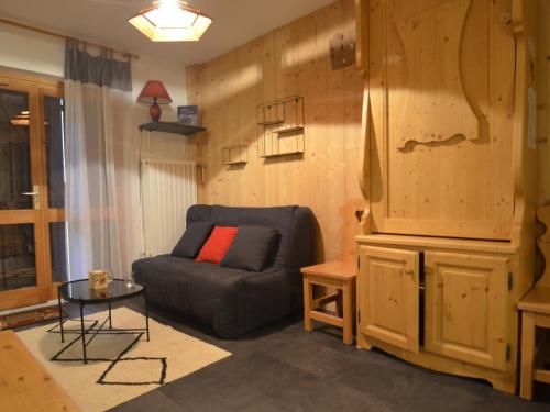 un salon avec un canapé et une table dans l'établissement Studio 4 pers. Les Menuires - balcon, casier à skis, ascenseur - FR-1-452-159, aux Menuires