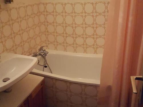 une salle de bain avec une baignoire et un lavabo dans l'établissement Studio 4 pers. avec balcon sud, proche pistes et commerces, tout équipé - FR-1-416-181, à La Toussuire