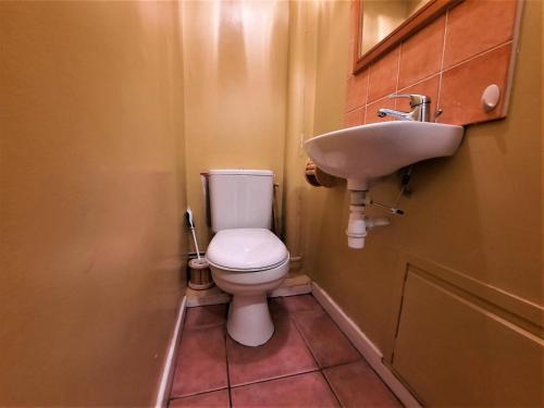 une petite salle de bain avec toilettes et lavabo dans l'établissement Appartement cosy 5 pers. au pied des pistes, Les Ménuires - Balcon, animaux acceptés - FR-1-452-131, aux Menuires