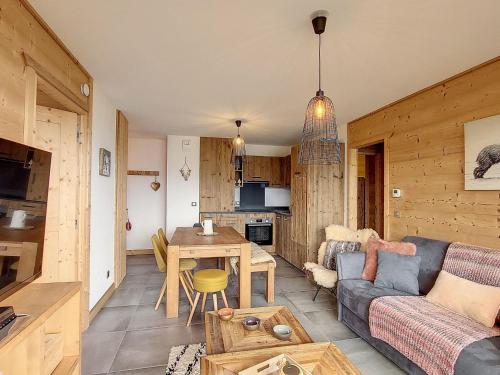 un salon avec un canapé et une table dans l'établissement Bel appartement sur les pistes avec parking, balcon et équipements modernes - FR-1-416-190, à La Toussuire