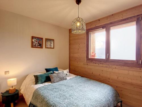 une chambre avec un lit et une fenêtre dans l'établissement Bel appartement sur les pistes avec parking, balcon et équipements modernes - FR-1-416-190, à La Toussuire