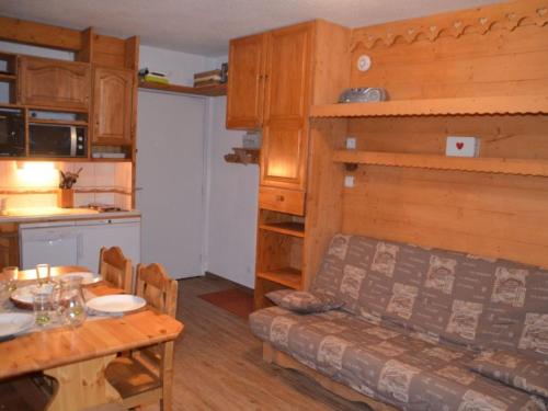 Appartement Les Menuires, 1 pièce, 4 personnes - FR-1-452-137にあるキッチンまたは簡易キッチン