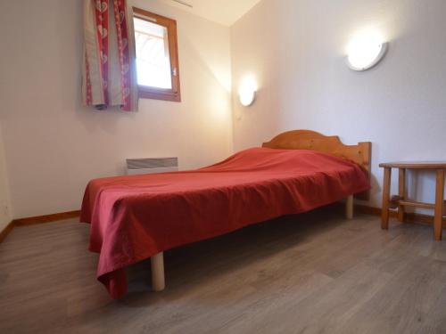 A bed or beds in a room at Appartement Les Menuires, 3 pièces, 6 personnes - FR-1-452-235