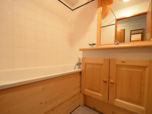 A bathroom at Appartement Les Menuires, 3 pièces, 6 personnes - FR-1-452-235