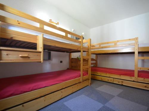 um quarto com 2 beliches num quarto em Appartement Les Menuires, 3 pièces, 10 personnes - FR-1-452-239 em Les Menuires