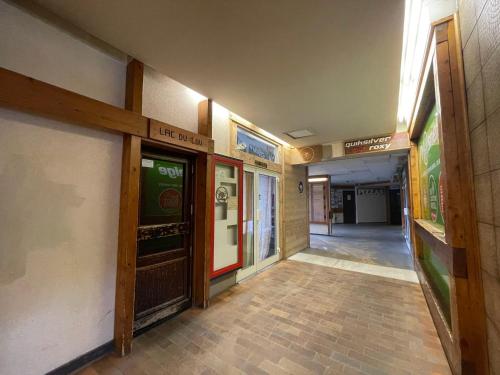 an empty hallway of a building with a hallway at Studio Les Menuires, 1 pièce, 4 personnes - FR-1-452-195 in Les Menuires