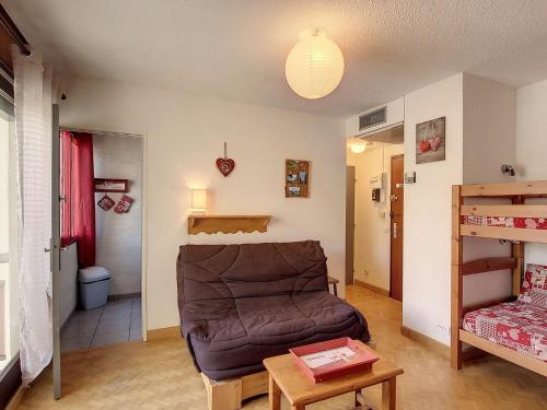 un salon avec un canapé et un lit dans l'établissement Studio cosy à 30m des pistes, cœur de station, bien équipé pour 4 personnes - FR-1-416-185, à La Toussuire