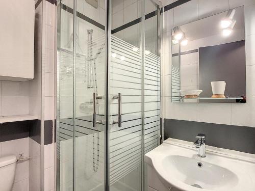 une salle de bain avec une douche en verre et un lavabo dans l'établissement Studio cosy à 30m des pistes, cœur de station, bien équipé pour 4 personnes - FR-1-416-185, à La Toussuire