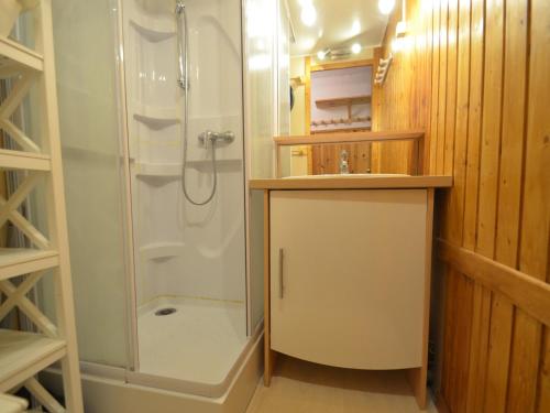 a bathroom with a shower and a sink at Studio Les Menuires, 1 pièce, 4 personnes - FR-1-452-262 in Les Menuires