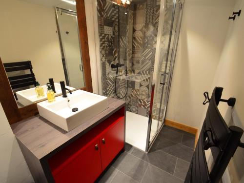 a bathroom with a sink and a shower at Appartement Saint-Martin-de-Belleville, 6 pièces, 12 personnes - FR-1-452-199 in Saint-Martin-de-Belleville