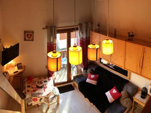 Charmant studio 2ème étage, balcon sud, à deux pas télésiège et commerces, calmes et ensoleillé - FR-1-416-180