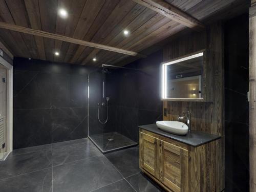 ein Badezimmer mit Dusche, Waschbecken und Spiegel in der Unterkunft Chalet raffiné à La Tania, Courchevel - 10/12 pers, spa, sauna, billard, ski-in/ski-out - FR-1-575-20 in Courchevel